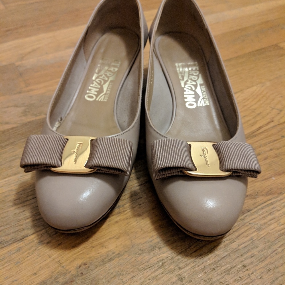 Great condition ferragamo Vara heel